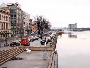 Før var det parkeringsplasser ved elven.