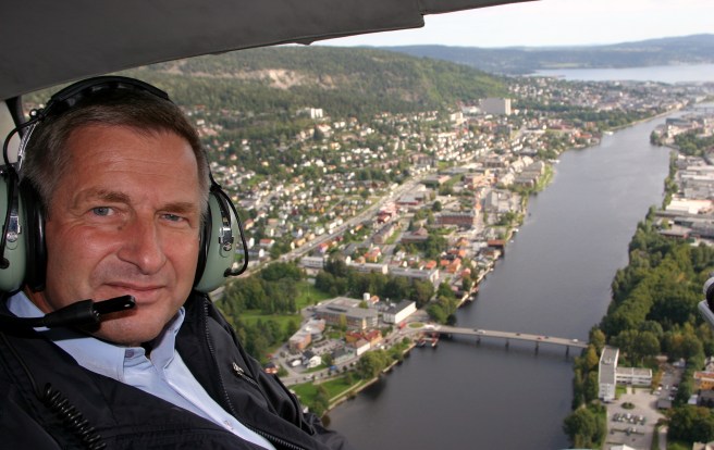 Ordfører Tore O Hansen inspiserer Drammen ifra helikopter-foto-Terje Løchen 4