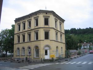 Da rådhushaven ble bygget var det diskusjon om den gule hjørnegården. Flere mente at den skulle bevares.