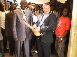 På markedet med ordfører i Gambias hovedstad Banjul.